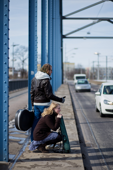 Die Musiker der Band am Straßenrand