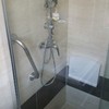 Bad nach der Sanierung mit abklappbarem Duschsitz