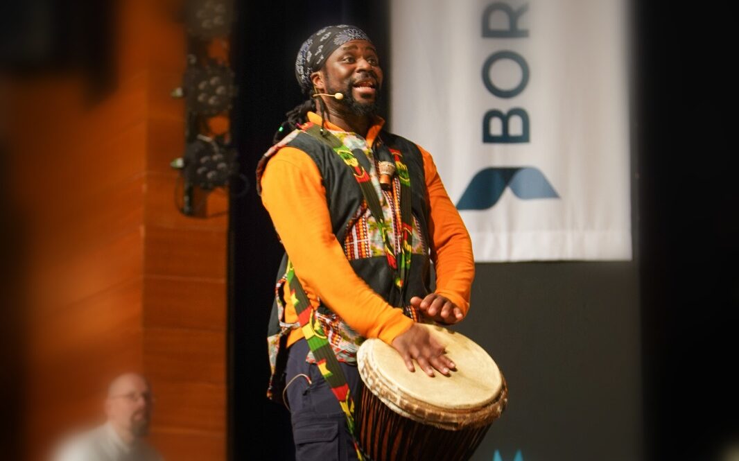 Trommel-Workshop mit dem Trommellöwen: Baba auf der Bühne