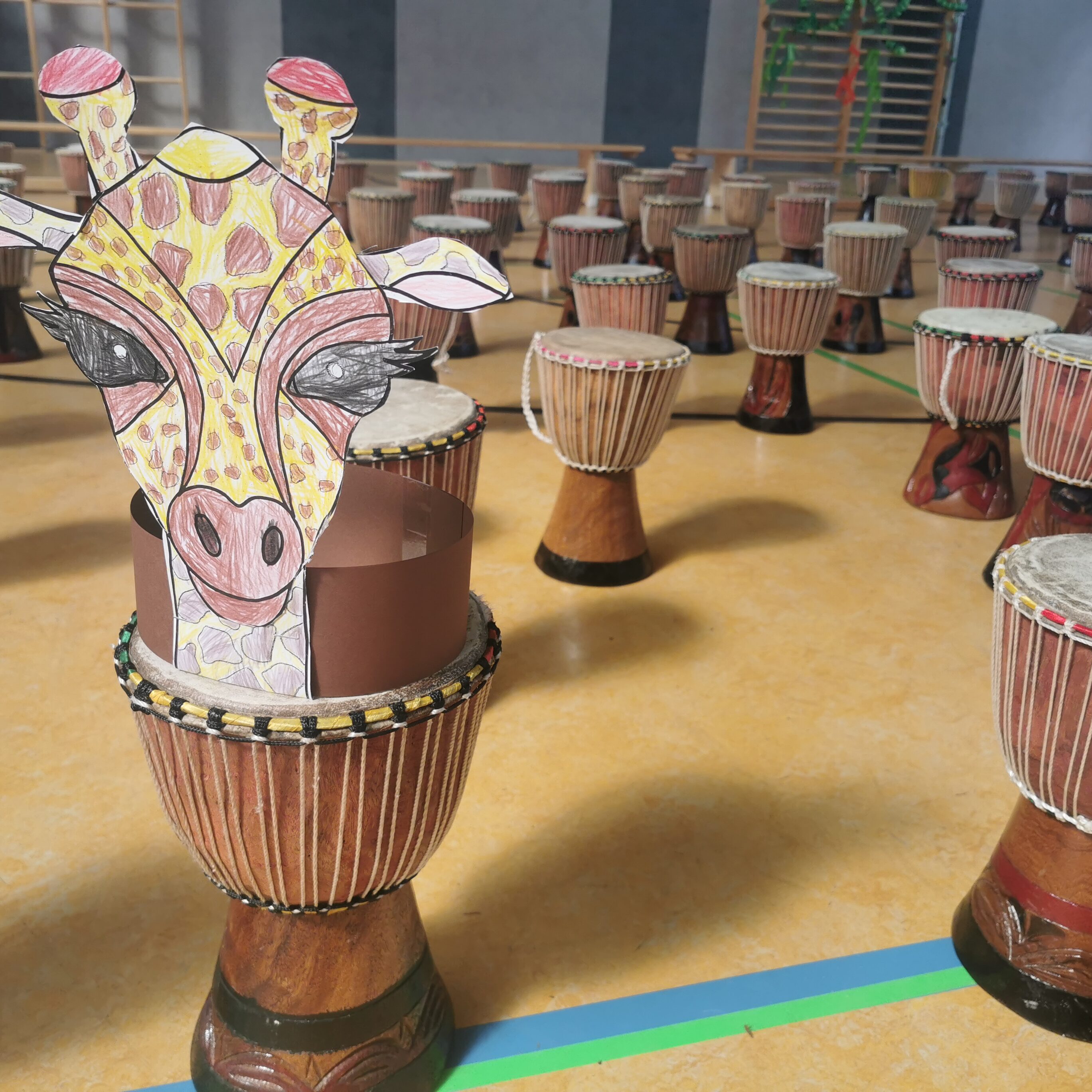 Trommellöwen Djembe sind bereit für das Trommelprojekt in der Schule; Reise nach Afrika!