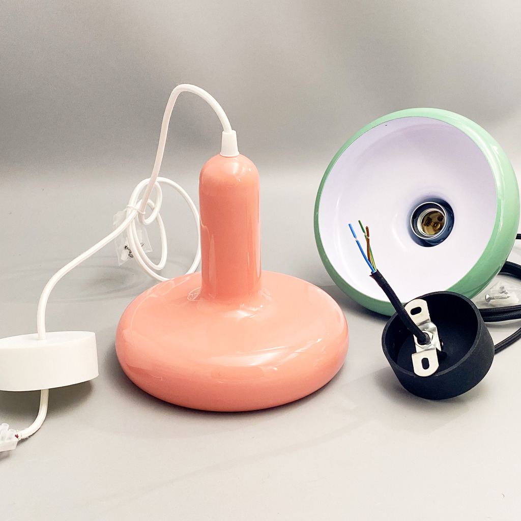 Vintage Standleuchte mit drei weißen Schirmen und floralen Mustern im Stil der 1950er Jahre