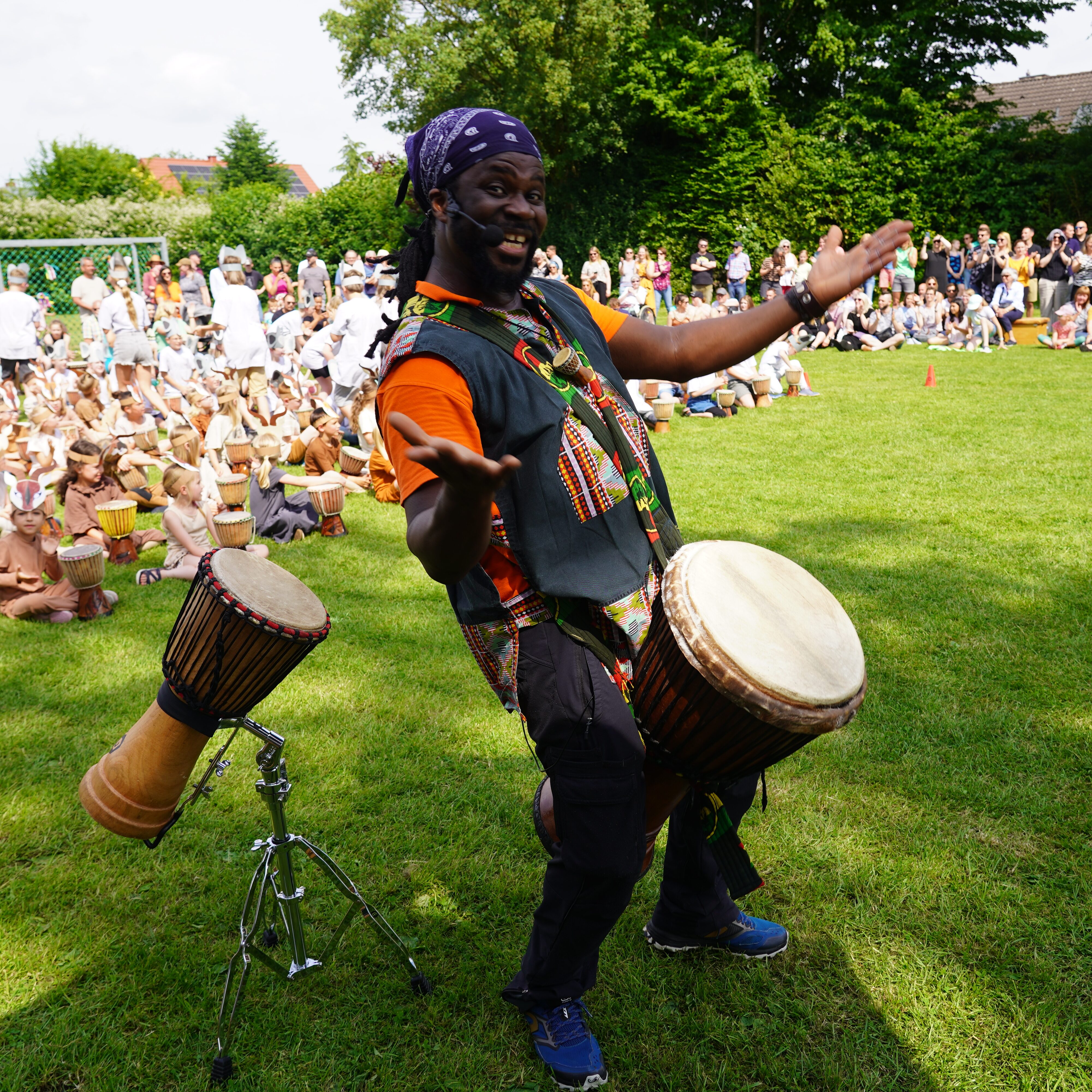 Trommellöwen in Aktion: bei einem Trommel-Event bzw. einer afrikanischen Trommel-Projektwoche in einer Schule
