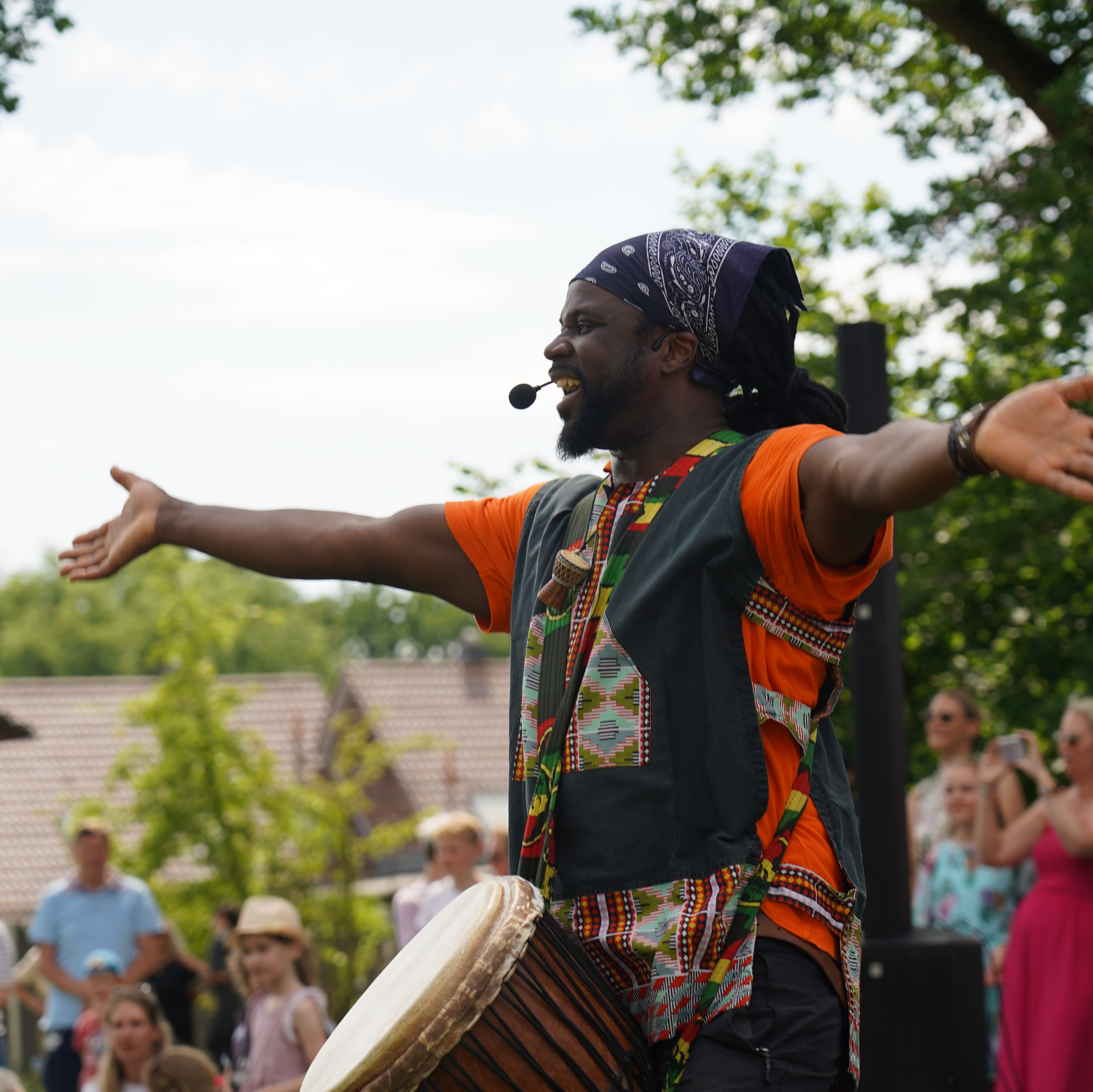 Trommellöwen haben den Groove: Kinder und Adebabar Coly in einer Schulsporthalle, bei einer afrikanischen Trommel-Projektwoche