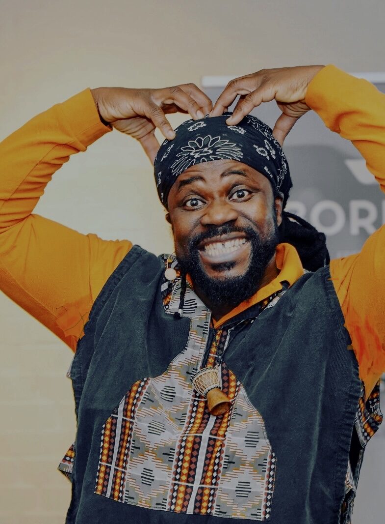 Trommellöwe Adebabar Coly mit einer Djembe im Park, Trommel-Projekte für Kitas & Schulen