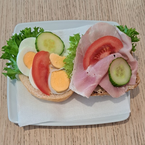 Belegtes Brötchen mit Ei und Schinken