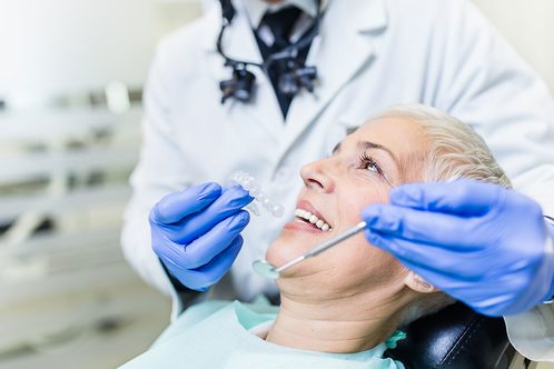 Patientin in Behandlung Zahnarzt Aal Wipperfürth Dentaal