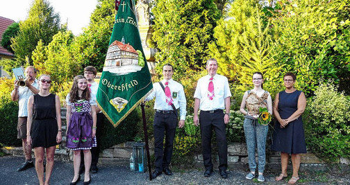 Die Obereßfelder Schützen empfingen traditionell ihre Teilnehmerin an der deutschen Meisterschaft, Jasmin Valtenmeier, mit Pauken und Trompeten im Rahmen eines musikalisch begleiteten Zuges durch Obereßfeld. Jasmin Valtenmeier krönte mit der Teilnahme an der deutschen Meisterschaft ihre herausragende Saison. Sportwart Wolfgang Schubert lies die Saison der Nachwuchsschützin noch einmal Revue passieren und stellte dabei den immensen Trainingseifer der Schützin heraus. Nach überzeugenden Leistungen auf Gau- und Bezirksebene erzielte Jasmin Valtenmeier bei der Bayerischen Meisterschaft starke 387 Ringe und damit die Qualifikation zur Deutschen Meisterschaft in München-Hochbrück, bei der sie 379 Ringe erzielte. Welchen Stellenwert die Deutschen Meisterschaften haben zeigt auch die Tatsache, dass alle Medaillengewinner der Olympischen Spiele von Rio in den jeweiligen Disziplinen am Start waren. Jasmin Valtenmeier ist nach nur drei Jahren im aktiven Schießsport zu einer festen Größe in der 1. Mannschaft des Vereins geworden und engagiert sich seit kurzem auch in der Gaujugend des Schützengaus Rhön-Grabfeld, was großen Respekt verdient, so Schubert. Auch Bürgermeisterin Angelika Götz gratulierte Jasmin Valtenmeier zu ihren Top-Leistungen und dankte dem Schützenverein Obereßfeld für die sehr gute Jugendarbeit. Dank ging an die Eltern, die immer für die sportlichen Belange ein offenes Ohr haben und die Jungschützin unterstützen. Schützenmeister Günter Valtenmeier bedankte sich bei den Musikern für die spontane Bereitschaft, sich am kleinen Festzug durch Obereßfeld zu beteiligen. Mit Jasmin Valtenmeier hat bereits der vierte Nachwuchsschütze nach der Obereßfelderin Heike Hanf sowie den Serrfeldern Julia Seidling und Uwe Seidling aus der Gemeinde Sulzdorf den Sprung zur deutschen Meisterschaft geschafft.