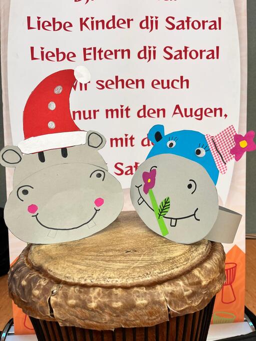 Trommellöwe Ababacar "Baba" Coly mit einer Djembe über der Schulter