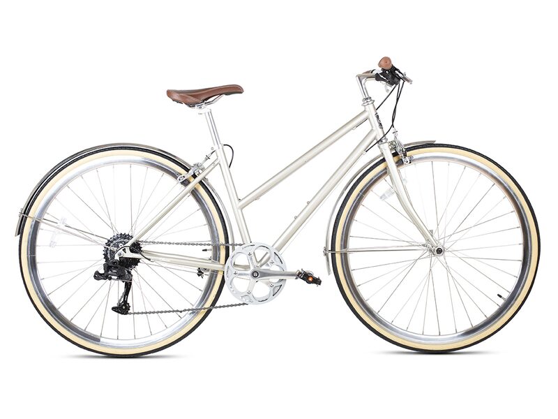 Das 6KU Odyssey Commuter Bike mit 8-Gang Kettenschaltung ist eine Klasse für sich. Mit seinem robusten, hochfesten Stahlrahmen und der klassischen 8-Gang-Schaltung von Shimano erhalten Sie die perfekte Balance zwischen einer reaktionsschnellen Fahrt und einem komfortablen Pendeln. Aber das ist noch nicht alles: Die einzigartige Ästhetik und das schlanke Design des Odyssey heben Sie von anderen Fahrrädern ab. Preis: 649,-€. Weitere Infos unter: 
<a href="https://www.bricklanebikes.co.uk/6ku-odessa-8spd-city-bike-pershing-gold">www.bricklanebikes.co.uk</a>