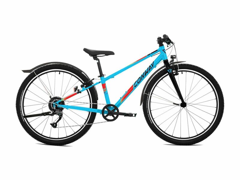 CONWAYs MC 260 Rigid - Egal, ob auf dem Weg zur Schule oder bei sportlichen Fahrten durch den Wald. Es ist ein wahrer Allrounder für den Biker-Nachwuchs. Für den Alltag ist es nämlich komplett StVZO-gerecht ausgestattet, und für Fahrten abseits des Alltags ist es mit 55 mm breiten Reifen bestückt, die gut dämpfen, wenn es über unebene Waldwege geht. Die Starrgabel trägt zum Fliegengewicht von etwa elf Kilo bei. Preis 679,-€. Weitere Infos unter: <a href="https://www.conway-bikes.com/bikes/kids/mc/02890085-conway-mc-260-rigid-jugend-diamant-2023">www.conway-bikes.com</a>