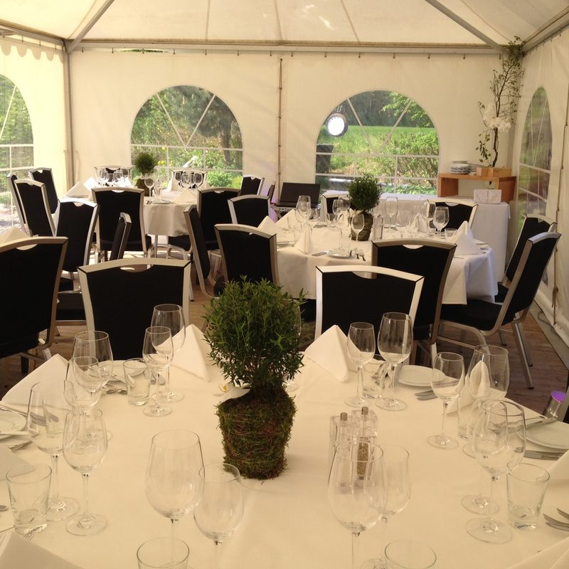 Pagoden Zelt Runde Tische