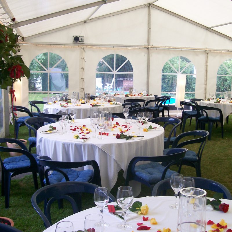 Partyzelt innen mit runden Tischen