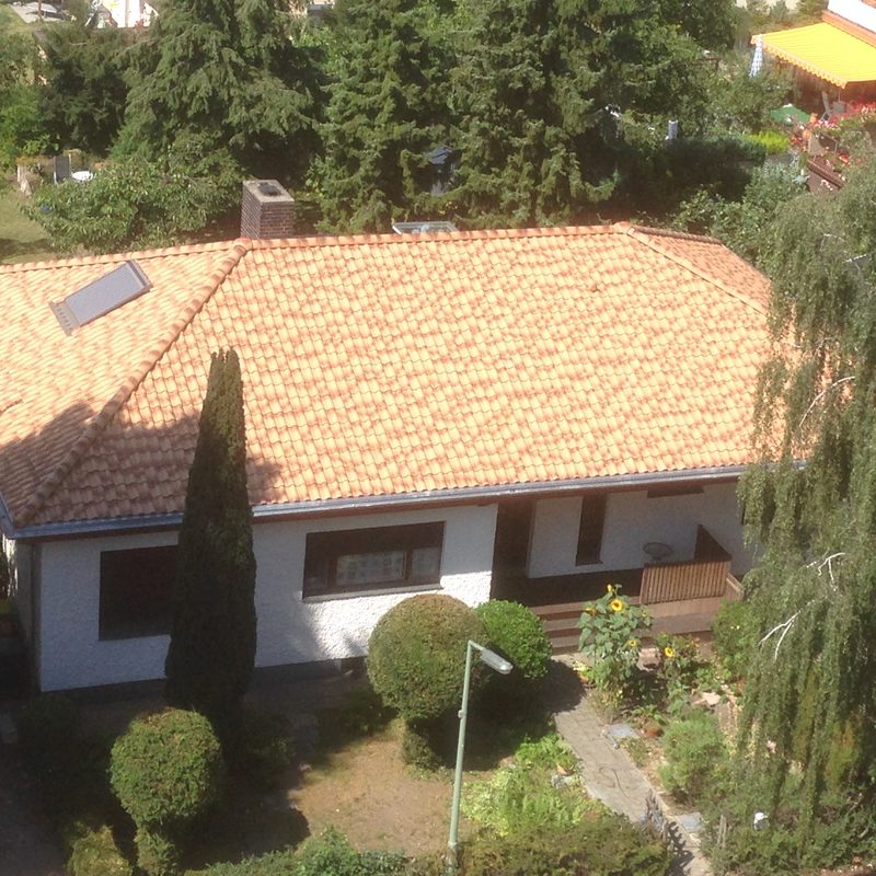 Hirzer Weg - Sanierung der Steildachfläche mit Aufsparrendämmung und Ziegel im mediterranen Stil