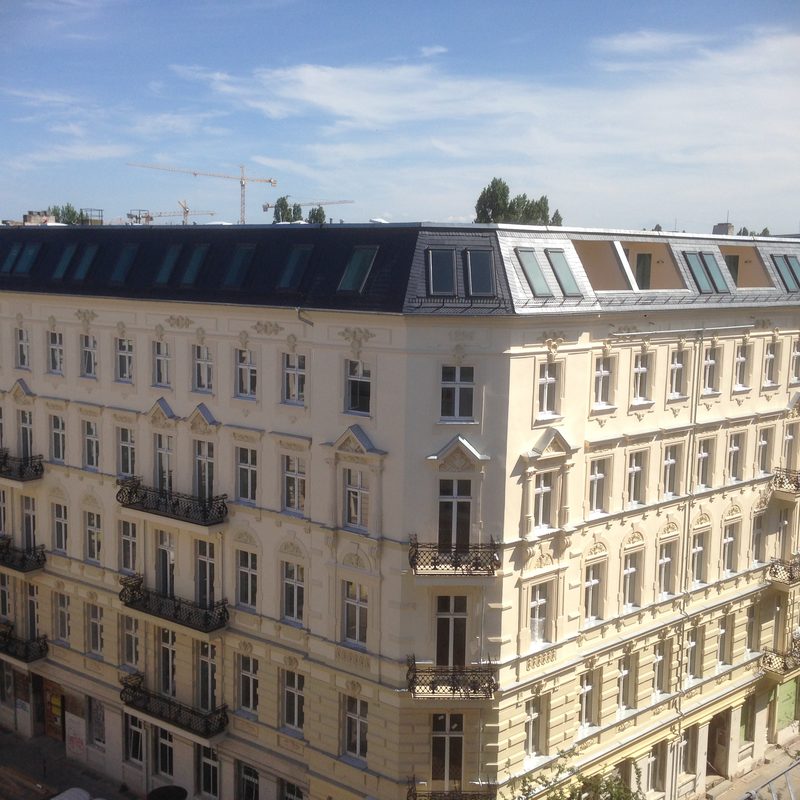Mainzer Str. - Sanierung der Steildachfläche mit Naturschiefer einschl. Klempnerarbeiten und Dachflächenfenster