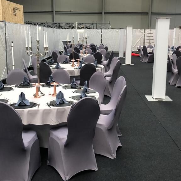 #Geburtstagsfeier in Fabrikhalle mit runden Banketttischen...