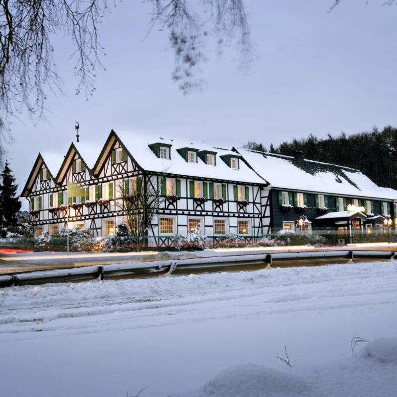 Hausansicht Straßenseite Winter 