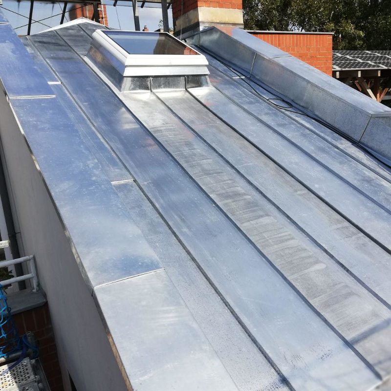 Cuvrystraße - Steildachsanierung Treppenhausdächer mit Metalleindeckung