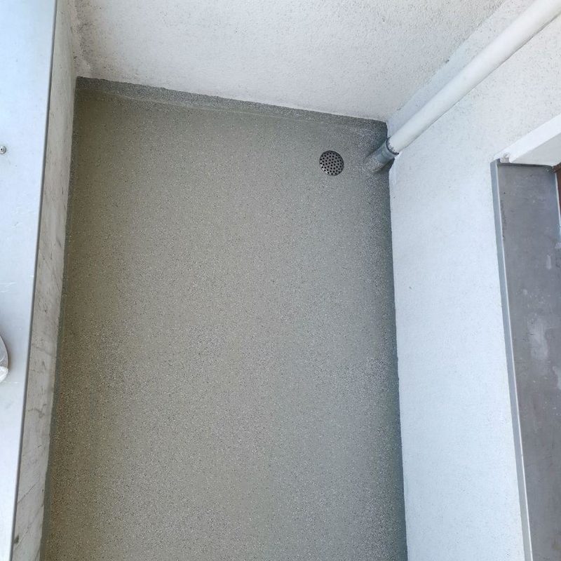 Leonorenstraße - Abdichtung mit Triflex Flüssigkunststoff einschl. Einbau neuer Entwässerung Notüberlauf