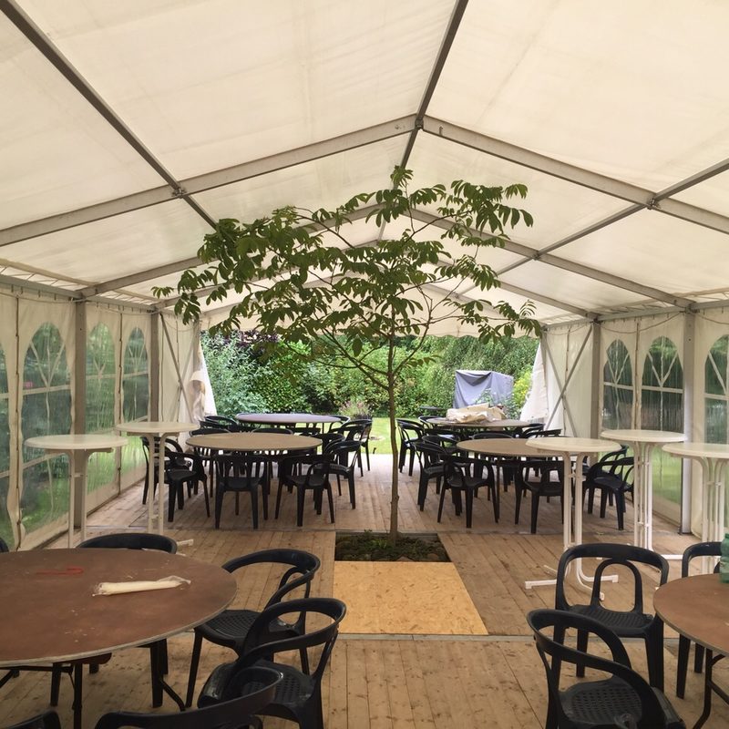 Partyzelt mit Baum