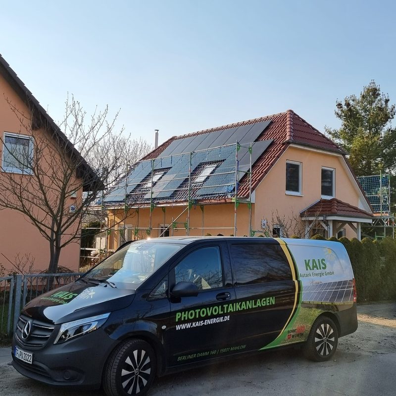 Firmenfahrzeug mit KAIS-Logo vor Einfamilienhaus