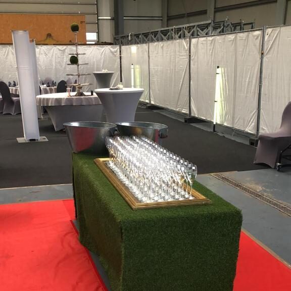 #Stationsaufbau für Sektempfang auf goldenem Spiegel